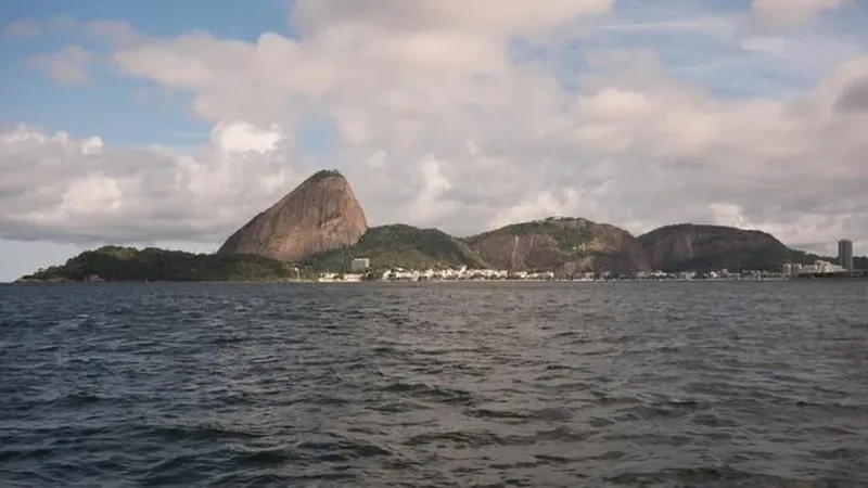Passeio de veleiro ao pôr do sol com caipirinha